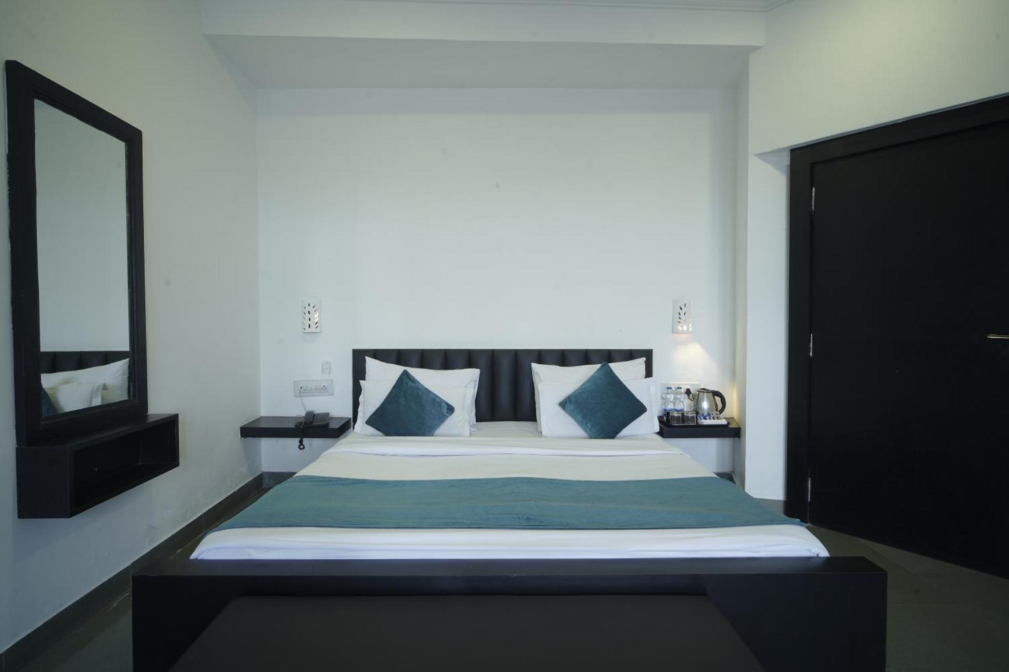 Hotel Udai Niwas By The Lake Udaipur Extérieur photo